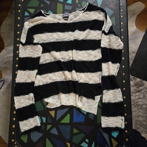 Dots Crochet Sweater - Picture 4 of 7